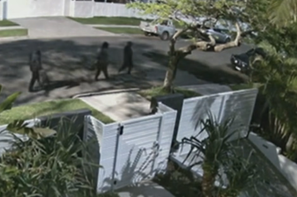 CCTV mostra suposto roubo de Toyota em Brisbane. 