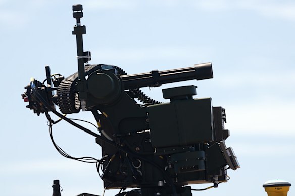 A mini-arma colocada em cima de um veículo Hawkei com tração nas quatro rodas.