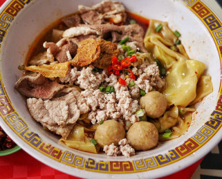 A signature dish from Michelin-starred Hill Street Tai Hwa Pork Noodle. 