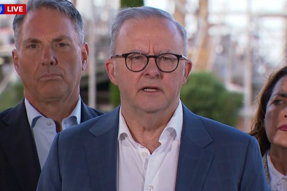 Perdana Menteri Anthony Albanese memberikan informasi kepada media dari kilang Viva Energy pada hari Jumat.