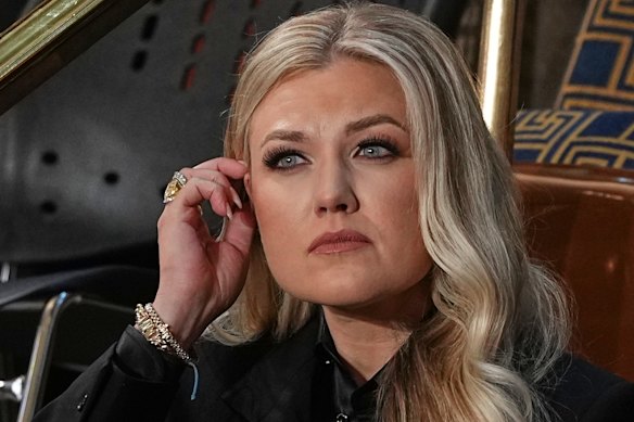 Erika Kirk incoraggia da tempo le donne a sottomettersi al marito, ma continua a dare priorità all'assunzione di ruoli professionali ad alta pressione.