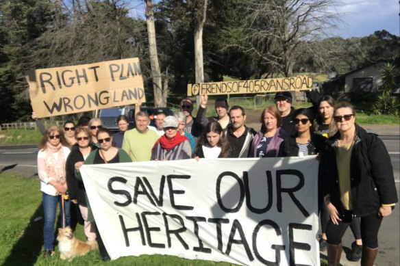 Locals in Diamond Creek are fighting a state government plan to build a hospital in their suburb.