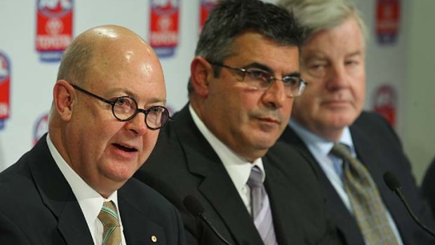 The former AFL boss (center) will advise the NBL.