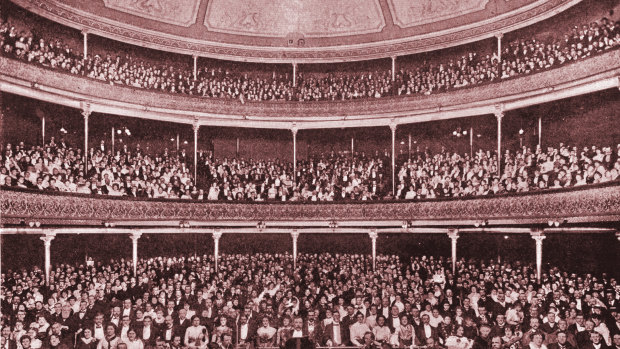 A full auditorium for the opening night of Magda, Her Majesty's Theatre, 1901. The interior was destroyed by fire in 1929, then rebuilt in an art deco style.