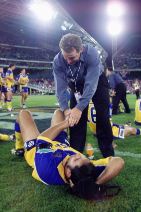 Brian Smith consoles his Eels players after their loss to Newcastle in the 2001 grand final.