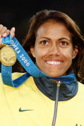 Cathy Freeman with her gold medal in 2000.