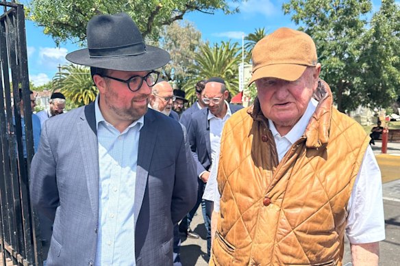 Lindsay Fox (à direita) fala com Benjamin Klein, membro do conselho da sinagoga Adass Israel, depois que a sinagoga Ripponlea foi destruída por incendiários em dezembro de 2024.