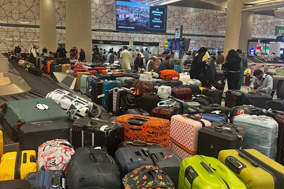 امتلأت الأكياس بالطابق في دوامة الأمتعة في أبوظبي، بينما كان المسافرون يعملون بلا يأس لإيجاد ترتيبات بديلة.
