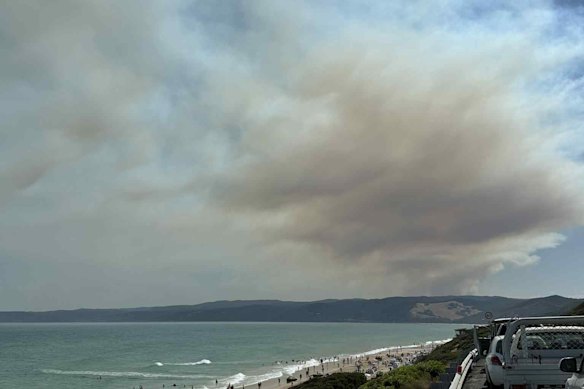 El incendio visto desde Aireys Inlet el sábado por la tarde.