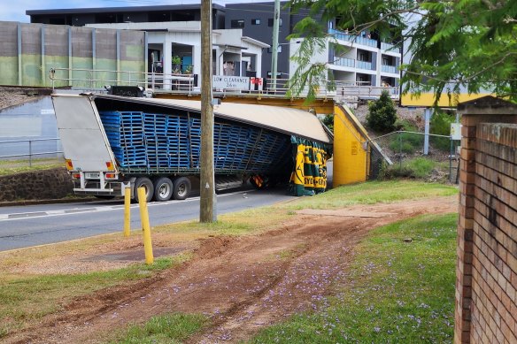 A truck has crashed into a bridge at Corinda.