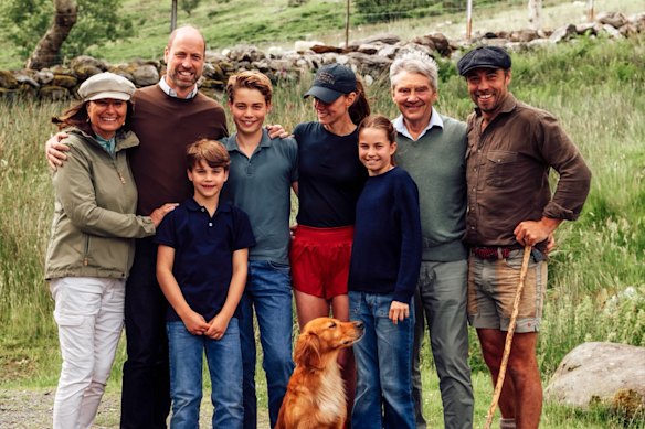Dopo aver completato la Three Peaks Challenge a sostegno di un ente di beneficenza contro il cancro, la principessa del Galles si è riunita alla sua famiglia (da sinistra): sua madre, Carole Middleton, il principe William, i principi Louis e George, Catherine, la principessa Charlotte, il padre di Catherine, Michael Middleton, e suo fratello, James Middleton.