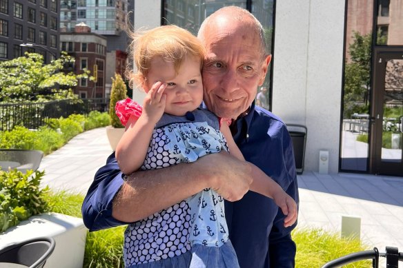 Jaque Grinberg with his granddaughter in New York City. 