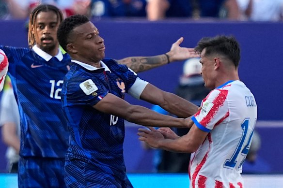 Mbappe pushes Cubas back.
