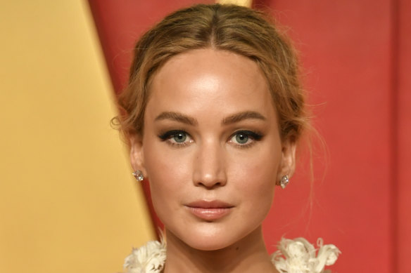 Jennifer Lawrence says she likes eating spaghetti sandwiched between pizza slices.