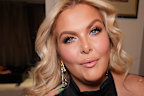 Ellen Malone (@AskEllenBeauty) demonstrating the power of a pop of yellow gold on blue eyes.