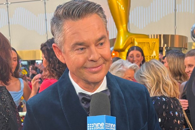 Giải thưởng Logies 2026: Todd Woodbridge trả lời phỏng vấn nine.com.au trên thảm đỏ lễ trao giải Logies 2026.