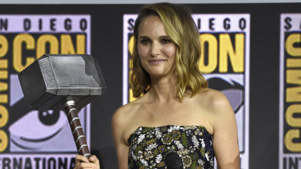 Natalie Portman holds Thor's hammer,  Mjolnir, at Comic-Con.