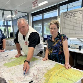 Fire Rescue Victoria incident co<em></em>ntroller Mark Gunning and Lowan MP Emma Kealy discuss the Pomo<em></em>nal fire in February.