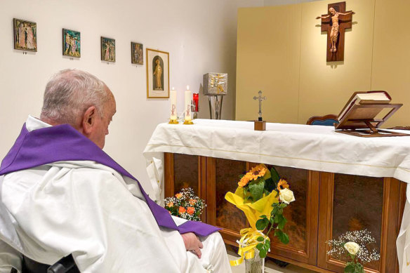 O papa Francisco na capela particular no 10º andar do Hospital Gemelli de Roma.