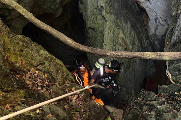 I soccorritori lavorano per raggiungere sette persone intrappolate in una grotta nella provincia di Xaisomboun, Laos.