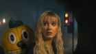 Cosmo the robot (voiced by Alan Tudyk) and Millie Bobby Brown as Michelle in The Electric State.
