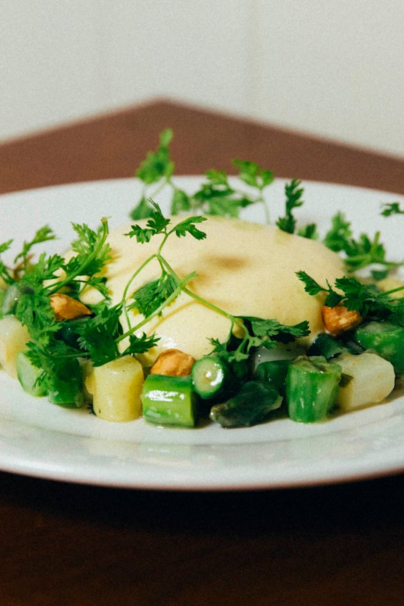 Asparagus vinaigrette with hazelnut and hollandaise.