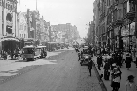 Bourke Street looking west from Swanston in 1916, during World War I.