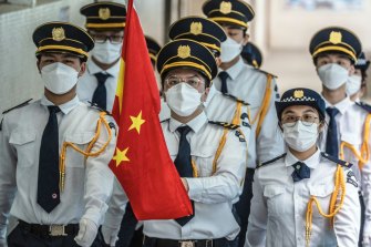 Perşembe günü Hong Kong'daki Scientia Ortaokulunda Hong Kong'un Çin yönetimine dönüşünün 25. yıldönümünü kutlamak için düzenlenen bayrak töreninde öğrenciler Çin ulusal bayrağıyla yürüdüler.