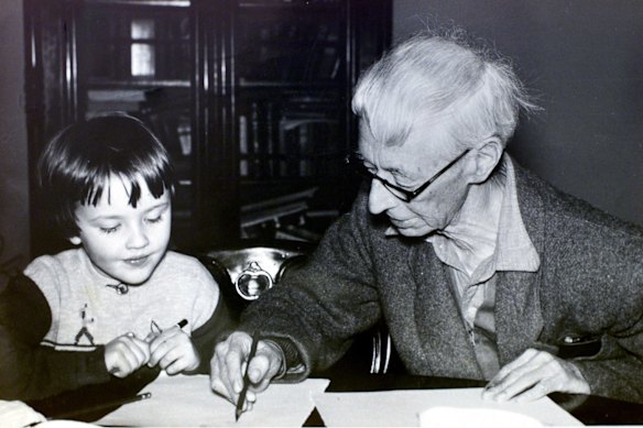 Norman Lindsay teaches granddaughter Helen Glad to draw in the late 1950s.