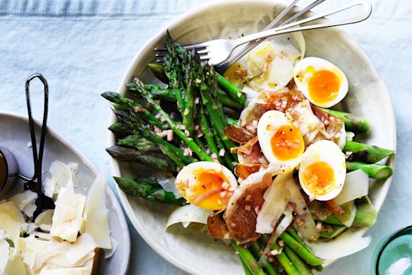 Salad of asparagus, prosciutto and egg with vinaigrette.