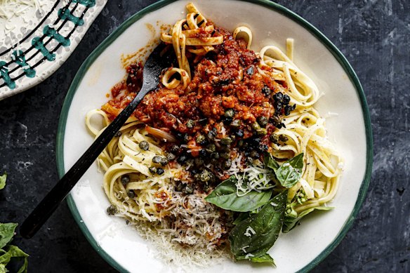 Pasta with cauli-bol and crispy capers.