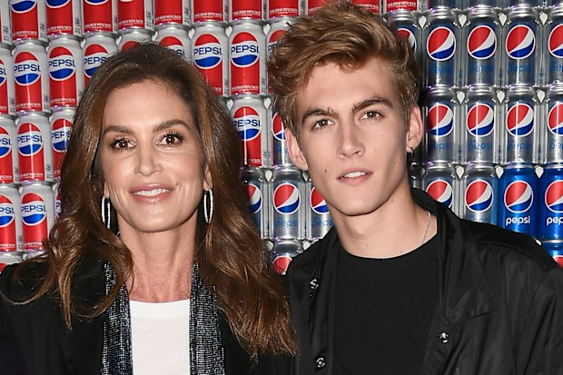 Cindy Crawford (L) and Presley Gerber 