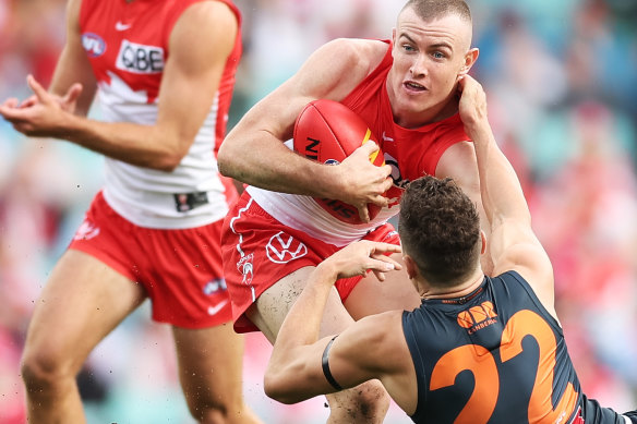 Giants forward fire to take lead over stunned Swans at the SCG