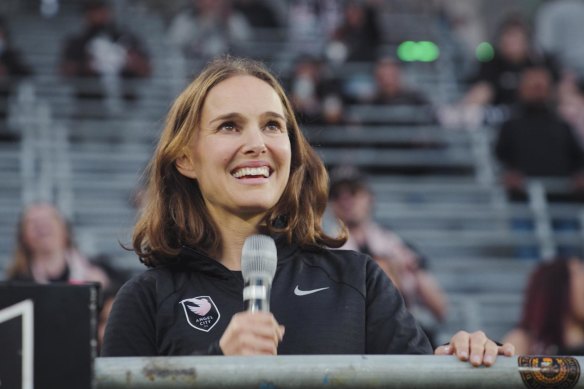 Female-led soccer club founded by Natalie Portman aims to deliver equity in  women's soccer - CBS News