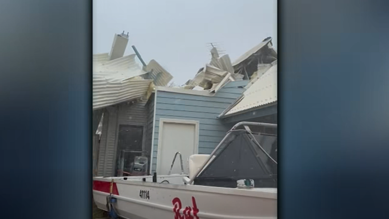 Exmouth cut off by land and air after Cyclone Narelle causes ‘extensive’ damage ”