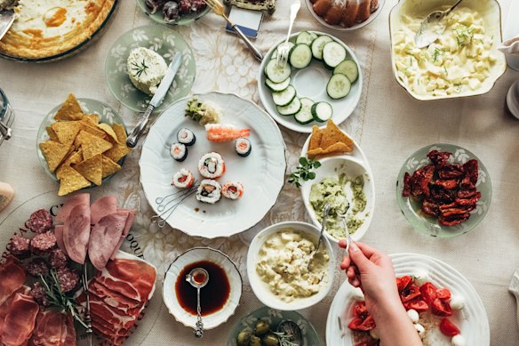 ’Tis the season for Bring a Plate parties.