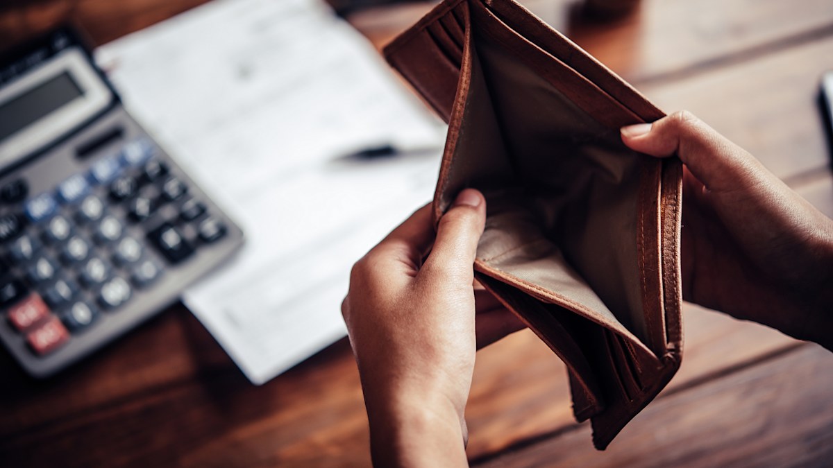 Young Aussies ditching date night to save money