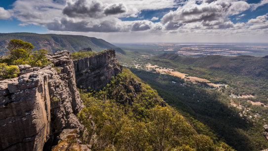 A woman has died after she fell while hiking in the Grampians. 