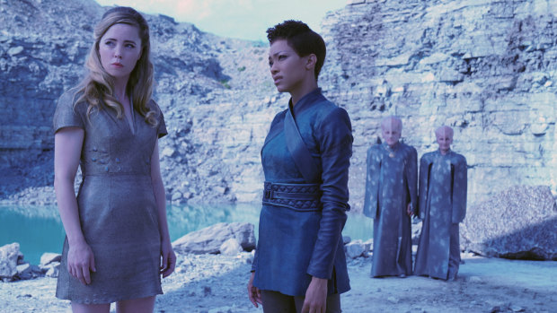 Melissa George as Vina and Sonequa Martin-Green as Commander Burnham in Star Trek: Discovery.