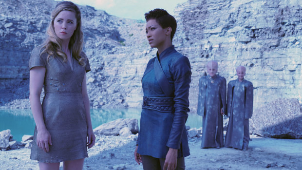 Melissa George as Vina and Sonequa Martin-Green as Commander Burnham in Star Trek: Discovery.