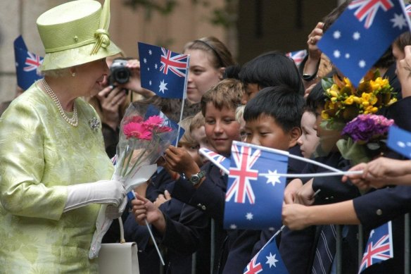 Queen Elizabeth met kindergarten students from St Andrews Cathedral School in Sydney in 2006.