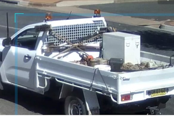 A bandeja contém uma caixa de ferramentas prateada e ferramentas de trabalho. 