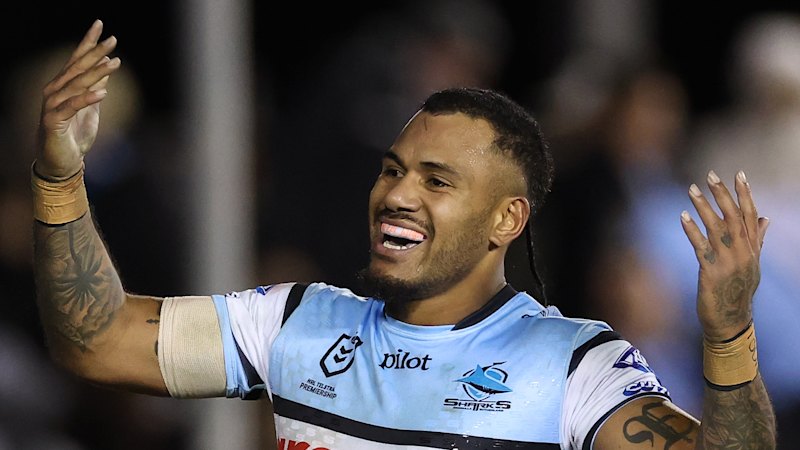 Sharks seal 24-point comeback with bizarre try that sums up Dragons plight