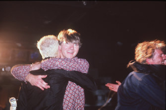 Crowded House di pertunjukan Melbourne terakhir mereka di Corner Hotel di Richmond pada 21 November 1996.