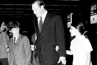Kerry Packer with his children James and Gretel.