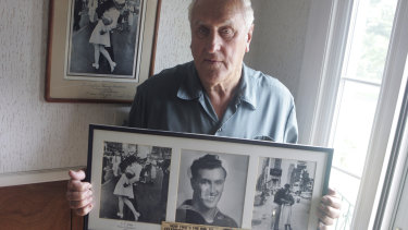George Mendonsa poses for a photo in 2009 with a copy of the iconic 1945 photo.