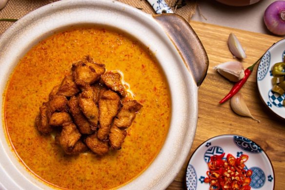 Fatty’s famous “nuclear chicken” will be available in the Singapore Qantas lounge for a limited time.