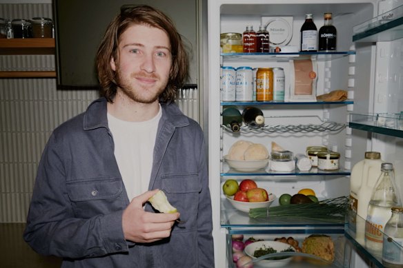 Quando está em casa, Hugh Allen prepara muitas saladas de vegetais assados ​​com queijo feta de cabra e abacate.