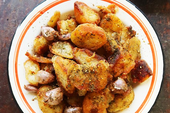 As humildes batatas douradas de Ottolenghi brilharão em qualquer refeição.