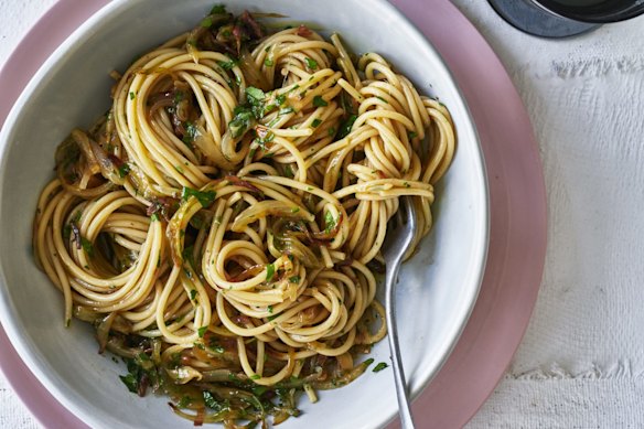 Pantry pasta: Bigoli in salsa.